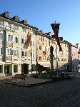 mit Kolpingfahnen geschmckter Marienbrunnen in der historischen Tlzer Marktstr.