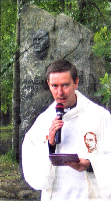 Dizesanprses Stephan Schrder feierte die Messe am Kolping-	Gedenkstein.